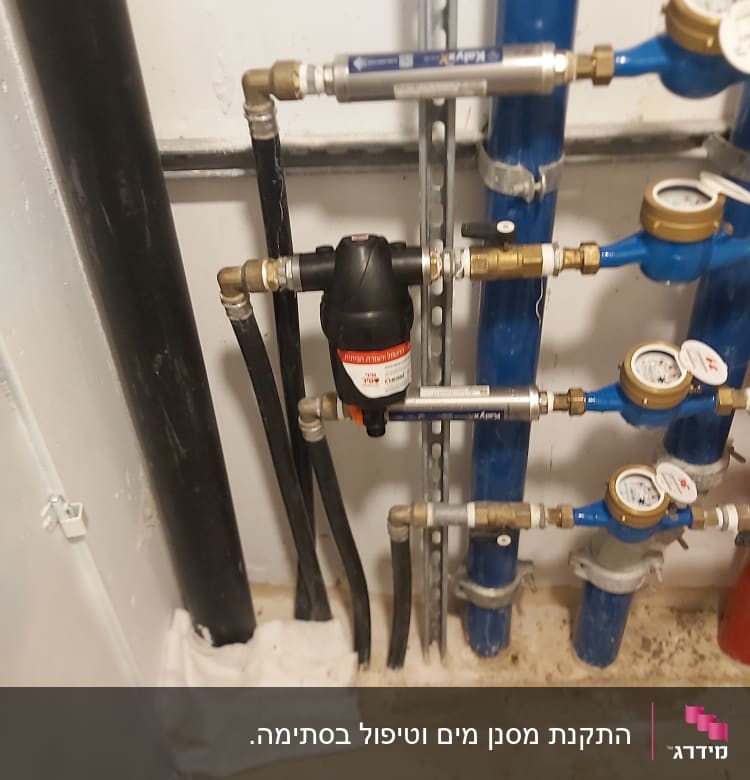 צינורות מים עם מד לחץ ומחברים